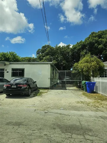 a view of back yard of the house
