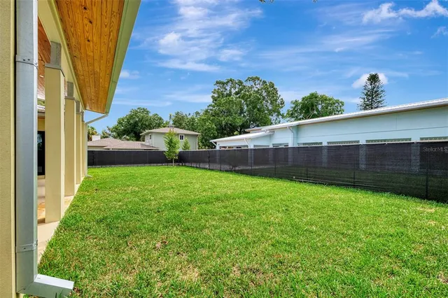 a view of a house with backyard