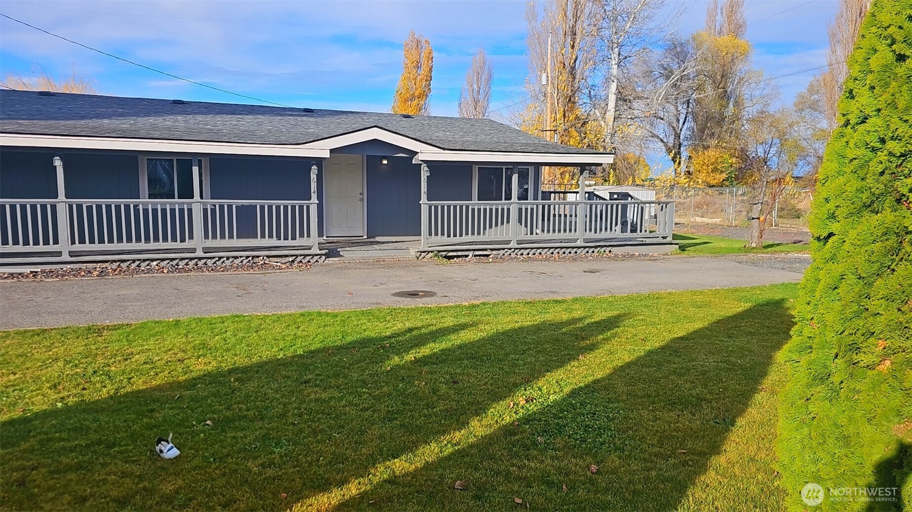 614 South Andes Road Othello, WA 99344 - Photo 2 of 6 a backyard of a house with table and chairs