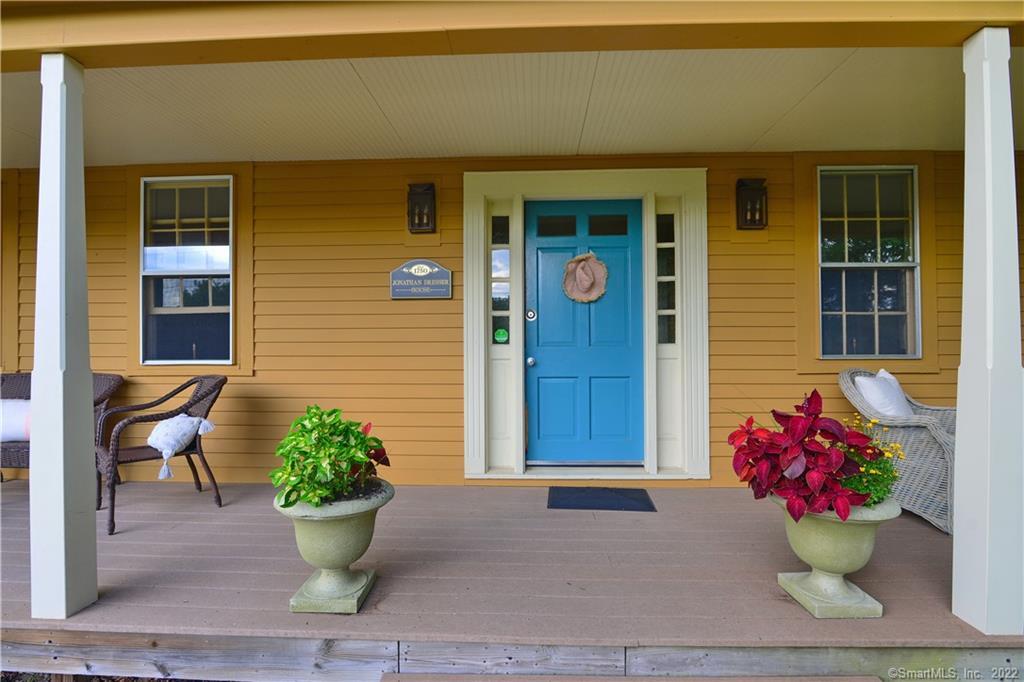 Historic elegance - The "Jonathan Dresser House", built in 1750. Spacious rooms with tall ceilings, wood floors, and four working fireplaces.