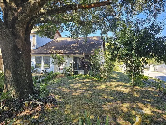 a view of a house with backyard