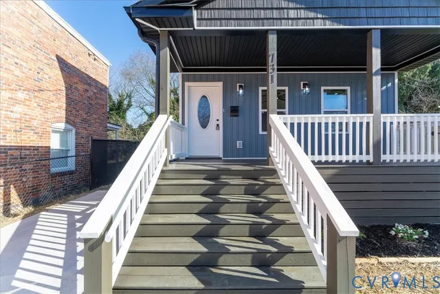 a view of entryway with a front door