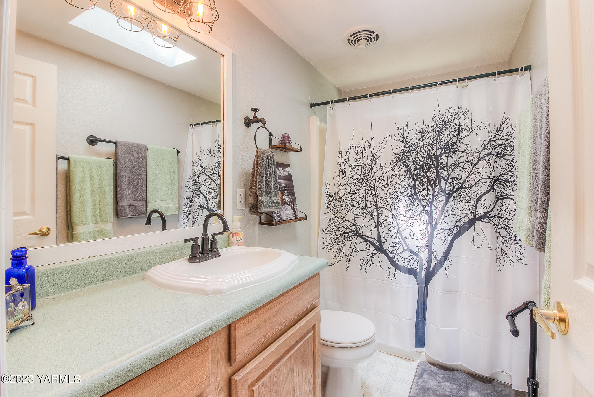 13100 West Barrett Road Yakima, WA 98908 - Photo 36 of 43 a bathroom with a sink toilet and shower
