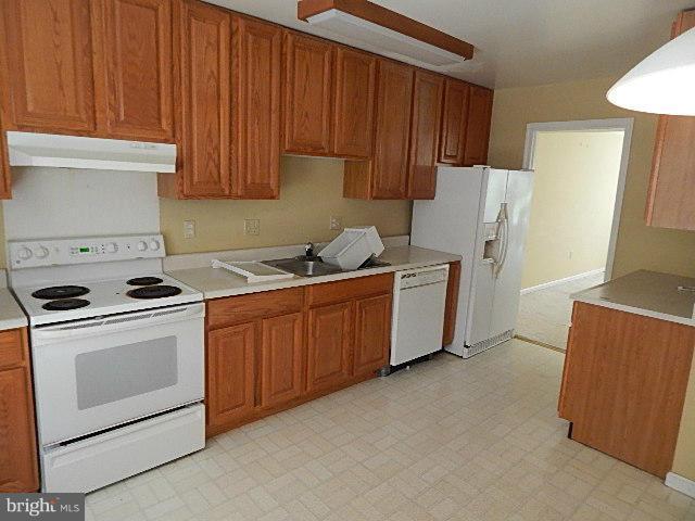 8084 Powderbrook Lane Springfield, VA 22153 - Photo 4 of 28 Kitchen
