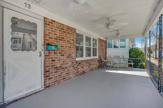 a view of livingroom with furniture