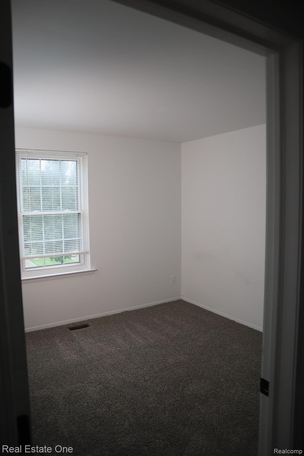 170 Pine Tree Ridge, Unit 4 Waterford, MI 48327 - Photo 11 of 12 Gallery Image 11