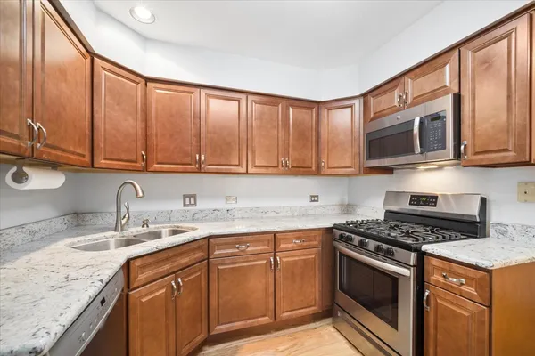 $274,900 | 1099 Quaker Hill Court, Unit 1099, Elgin, IL 60120