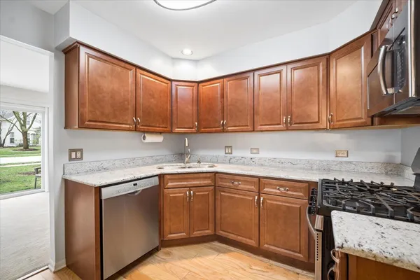 $274,900 | 1099 Quaker Hill Court, Unit 1099, Elgin, IL 60120