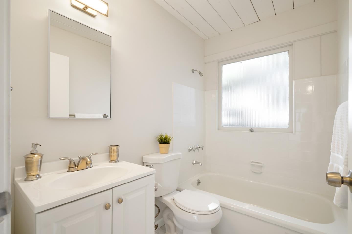 1384 Summit Road Berkeley, CA 94708 - Photo 20 of 31 a bathroom with a sink toilet vanity and tub