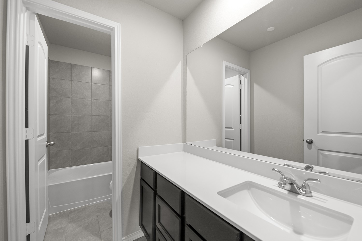 2782 Mariposa Crk Drive Rosharon, TX 77583 - Photo 17 of 25 a bathroom with a sink and a mirror