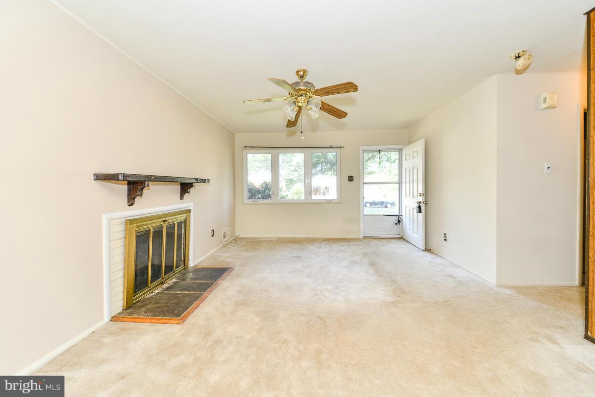 5504 Joplin Street Springfield, VA 22151 - Photo 3 of 23 Living Room