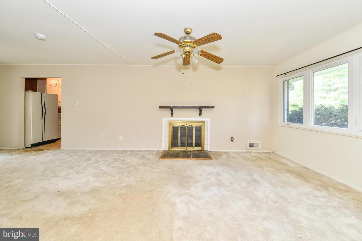 5504 Joplin Street Springfield, VA 22151 - Photo 4 of 23 Living Room