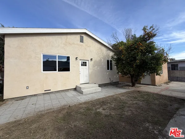 a view of a house with a backyard