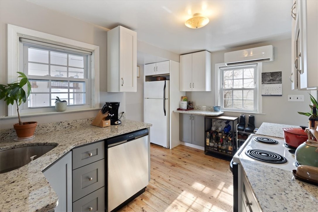 12 Barber Avenue Warwick, RI 02886 - Photo 11 of 22