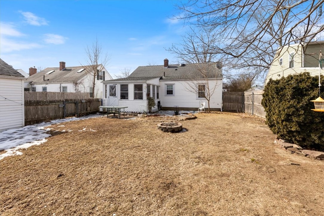 12 Barber Avenue Warwick, RI 02886 - Photo 4 of 22