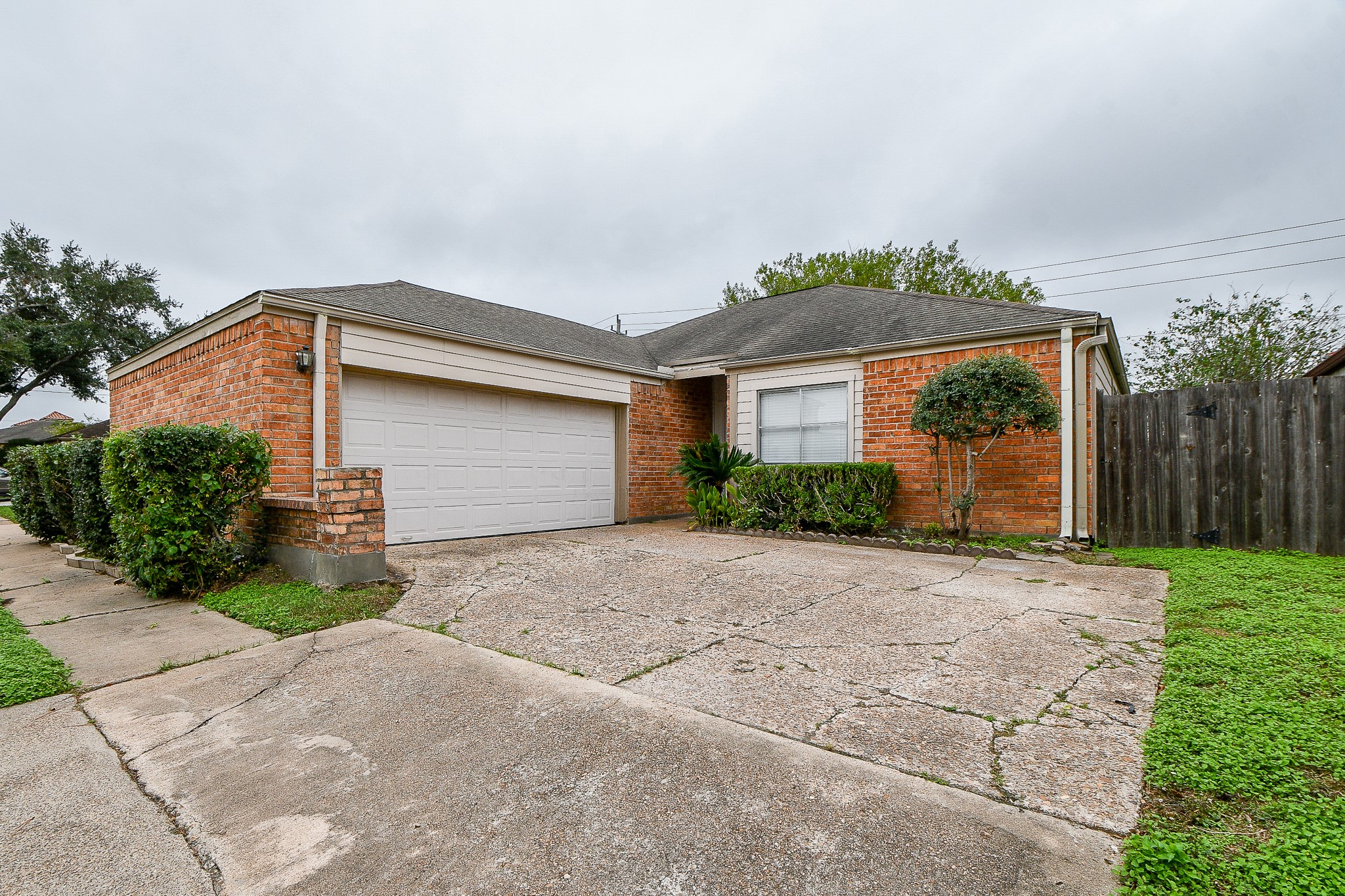 11411 Pepperdine Lane Houston, TX 77071 - Photo 2 of 31 a front view of a house with garden