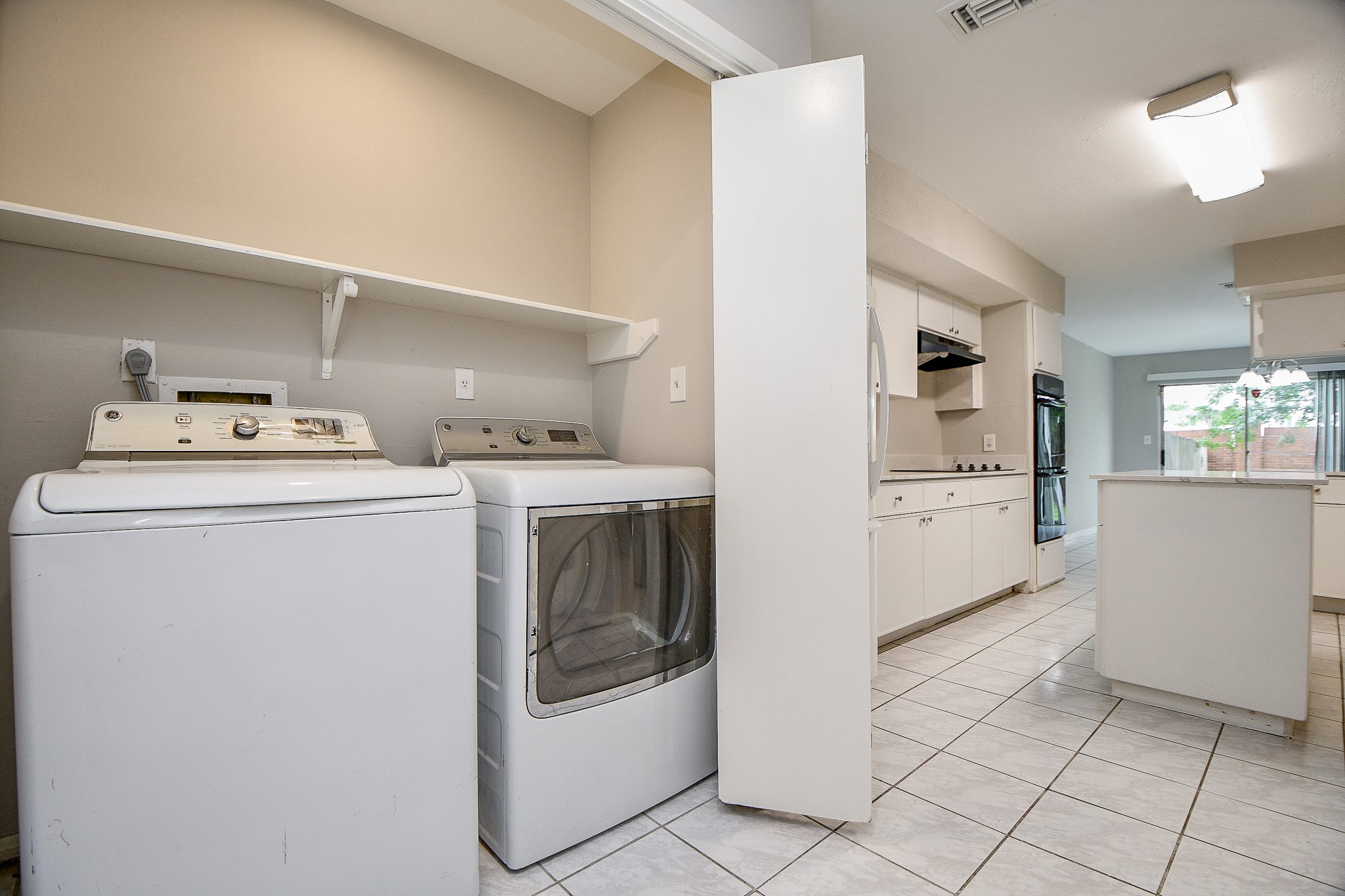 11411 Pepperdine Lane Houston, TX 77071 - Photo 26 of 31 a utility room with dryer and washer