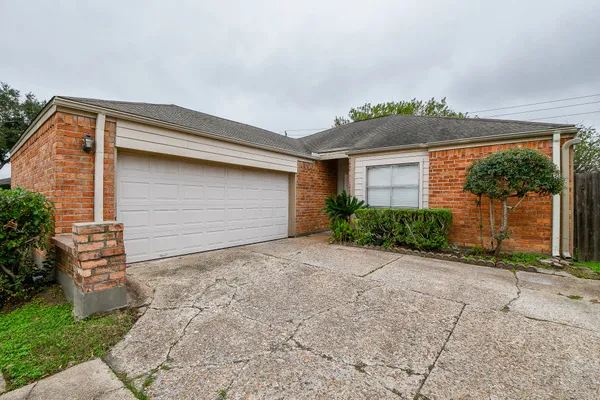 a front view of house with yard