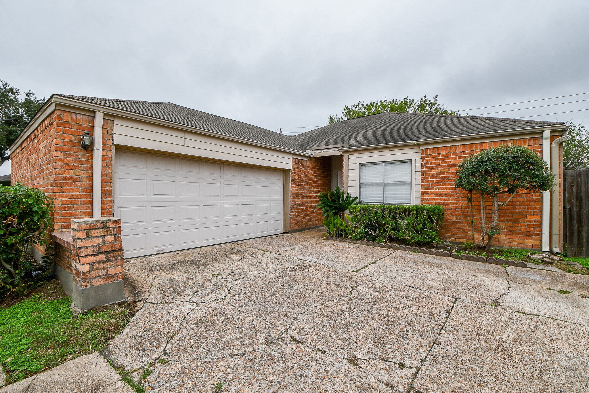 11411 Pepperdine Lane Houston, TX 77071 - Photo 3 of 31 a front view of house with yard