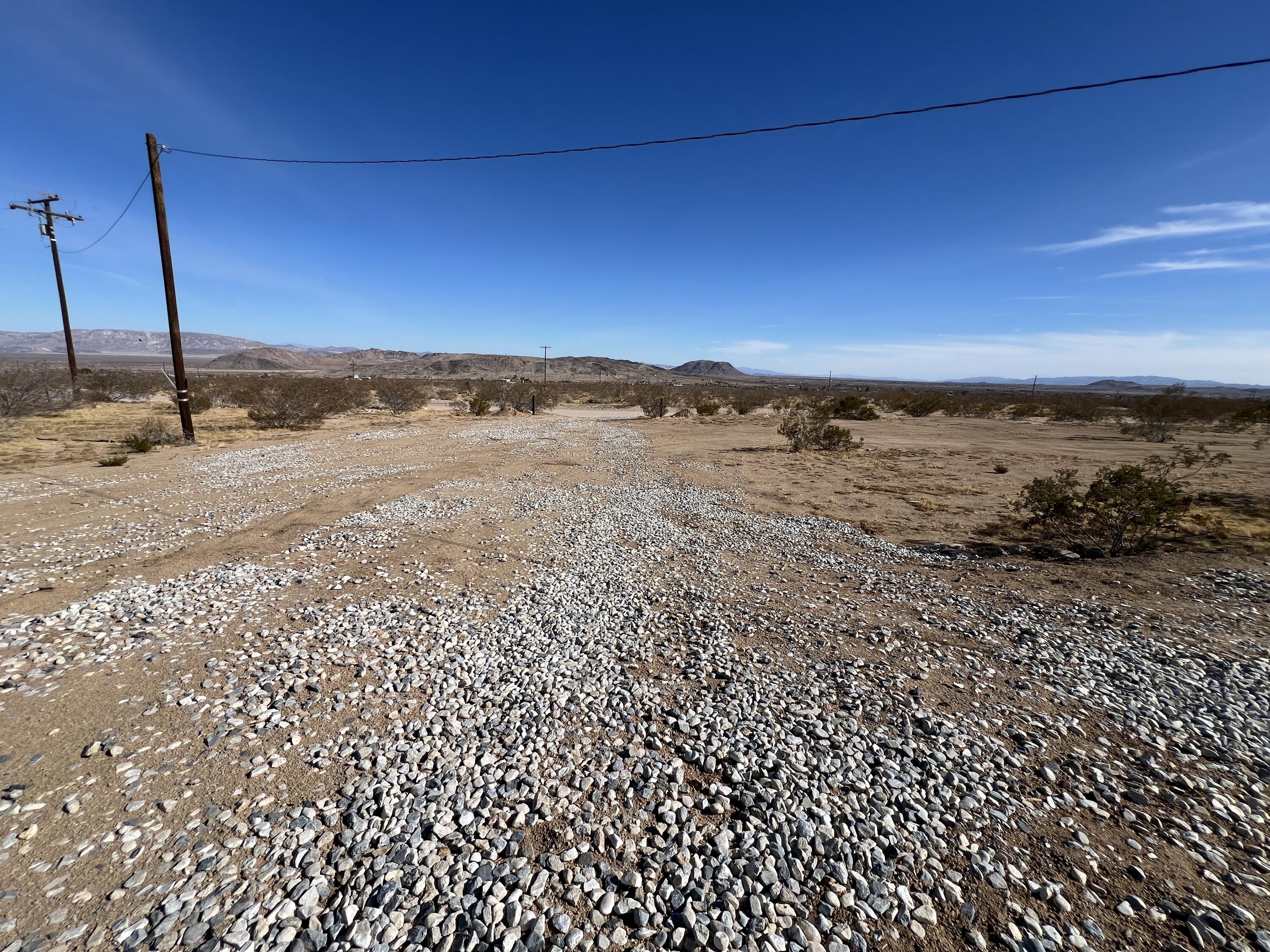 2774 Kickapoo Trail Landers, CA 92285 - Photo 33 of 51 a view of a big room with wooden floor and a bench