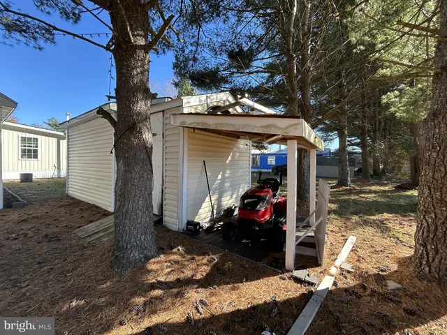 a view of a house with backyard