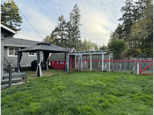 a view of a house with backyard and porch