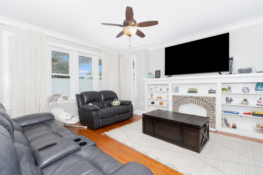 1234 Maple Avenue Berwyn, IL 60402 - Photo 14 of 25 a living room with furniture and a flat screen tv
