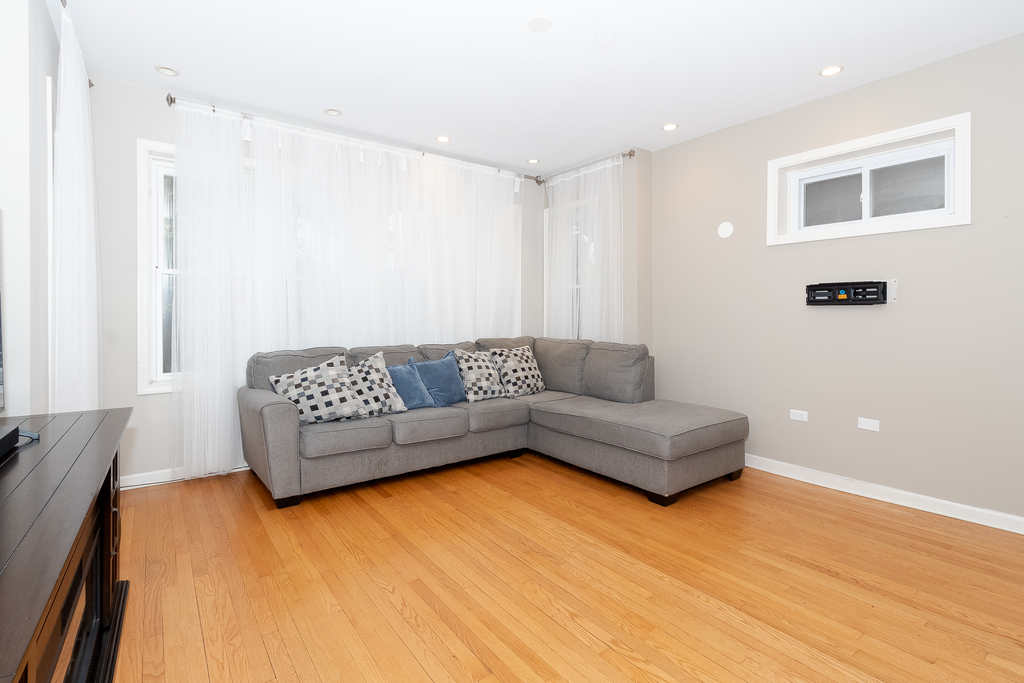 1234 Maple Avenue Berwyn, IL 60402 - Photo 4 of 25 a living room with furniture and a couch