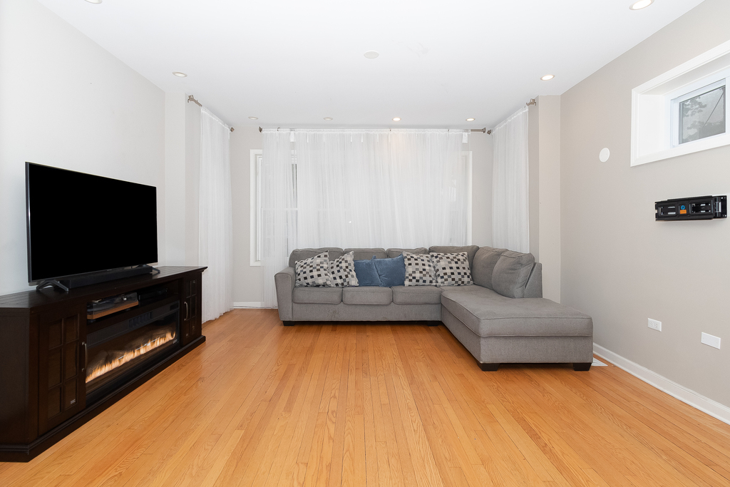 1234 Maple Avenue Berwyn, IL 60402 - Photo 5 of 25 a living room with furniture and a flat screen tv