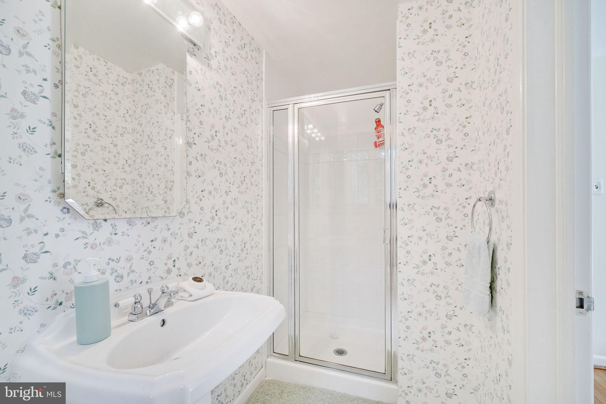 207 Buxton Road Falls Church, VA 22046 - Photo 21 of 42 En suite bathroom #2