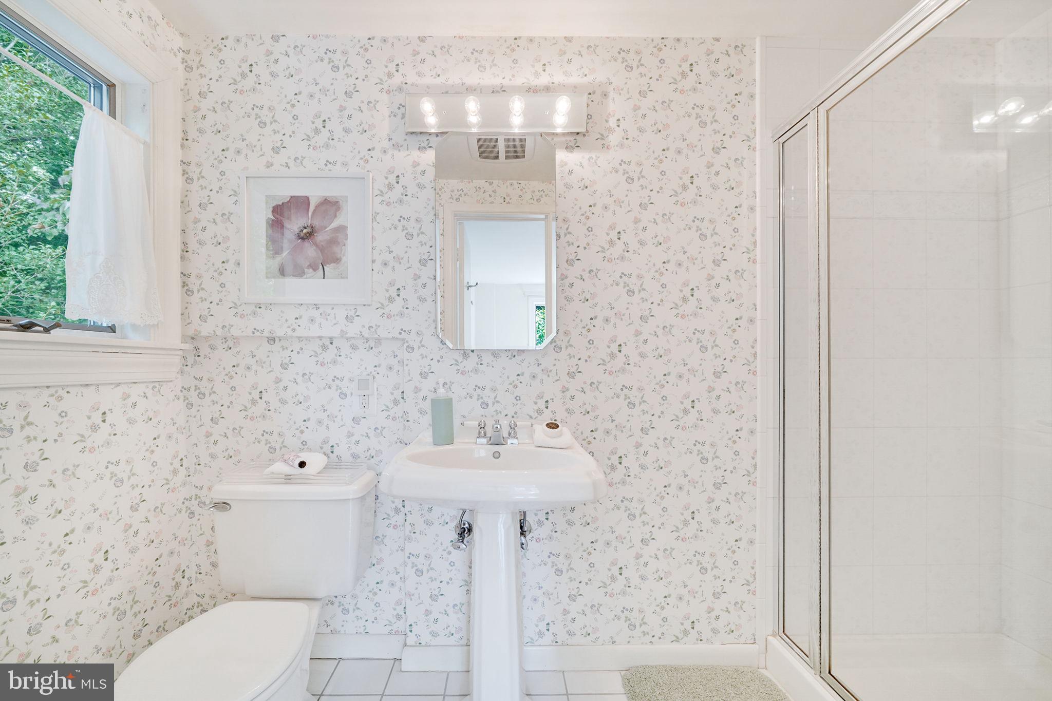 207 Buxton Road Falls Church, VA 22046 - Photo 22 of 42 En suite bathroom #2