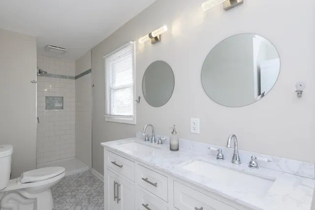 $579,900 | 2811 Comanche Court South, Waukesha, WI 53188