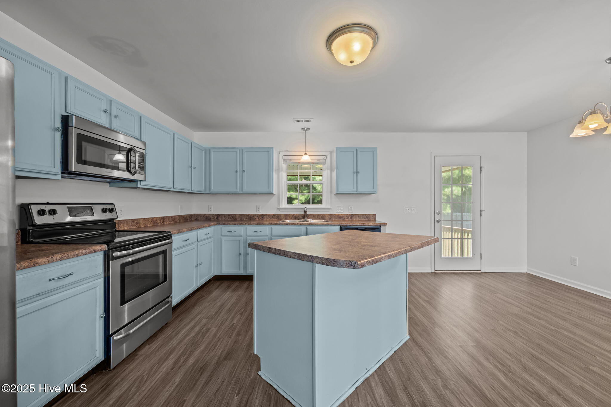 331 First Post Road Jacksonville, NC 28546 - Photo 12 of 55 Who doesn't love a kitchen island?