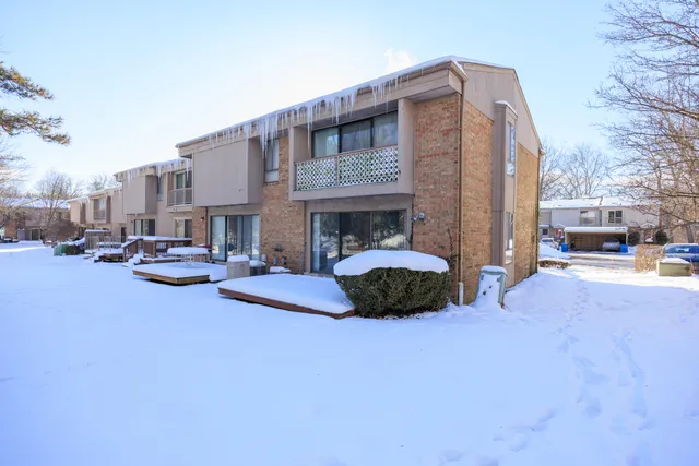 $245,000 | 1468 Oakbrook E Drive, Rochester Hills, MI 48307