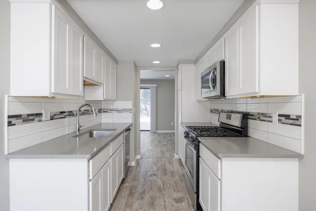 $245,000 | 1468 Oakbrook E Drive, Rochester Hills, MI 48307