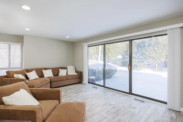 $245,000 | 1468 Oakbrook E Drive, Rochester Hills, MI 48307