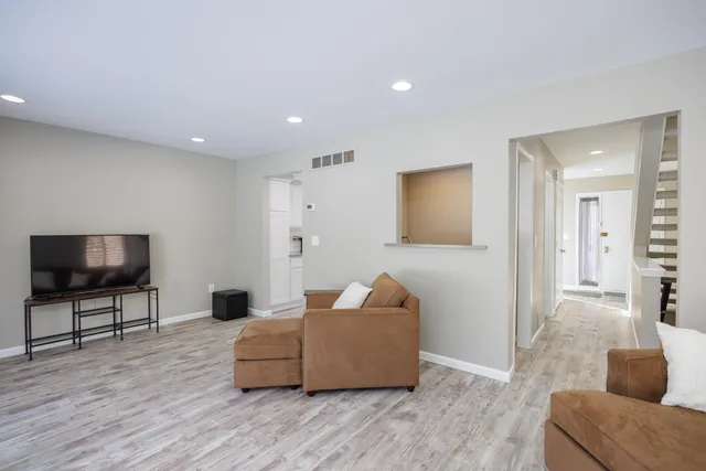 $245,000 | 1468 Oakbrook E Drive, Rochester Hills, MI 48307