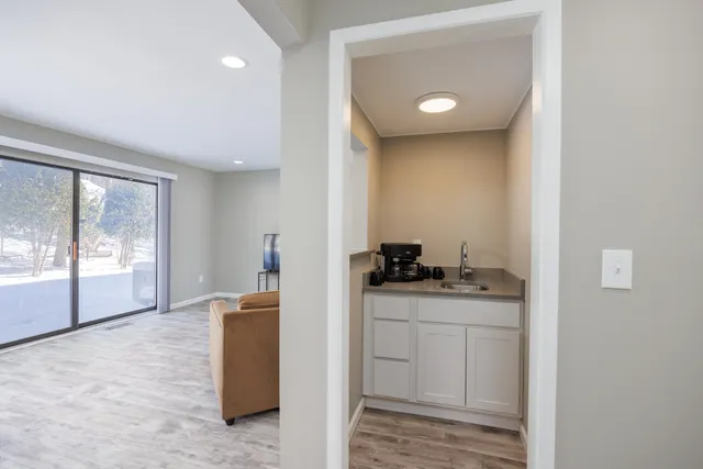 $245,000 | 1468 Oakbrook E Drive, Rochester Hills, MI 48307