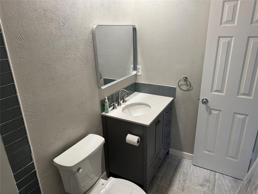 2125 Kings Road Carrollton, TX 75007 - Photo 17 of 33 a bathroom with a sink toilet and mirror