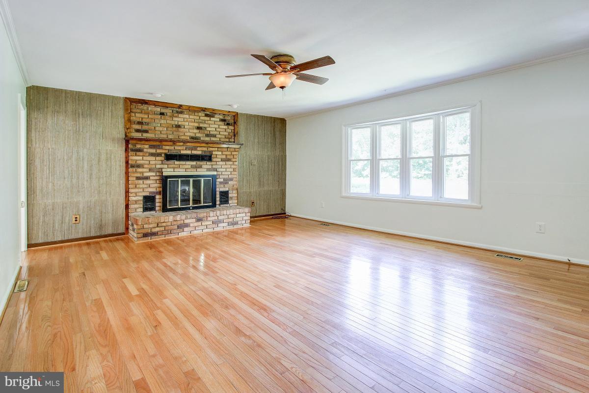 9650 Meetze Road Midland, VA 22728 - Photo 5 of 27 Family Room