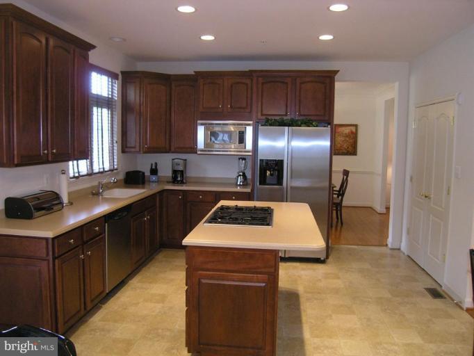 9 Homecrest Court Silver Spring, MD 20906 - Photo 7 of 22 Kitchen