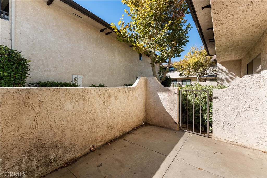 236 Hawk Lane Palmdale, CA 93551 - Photo 28 of 32 a view of entryway