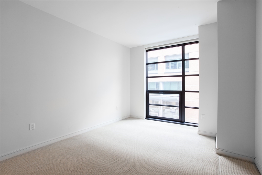 580 Washington Street, Unit 304 Boston, MA 02111 - Photo 11 of 18 an empty room with a window