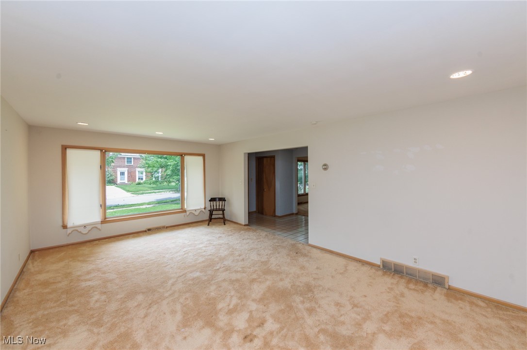 2375 Glendon Road Cleveland, OH 44118 - Photo 4 of 49 Gallery Image 4