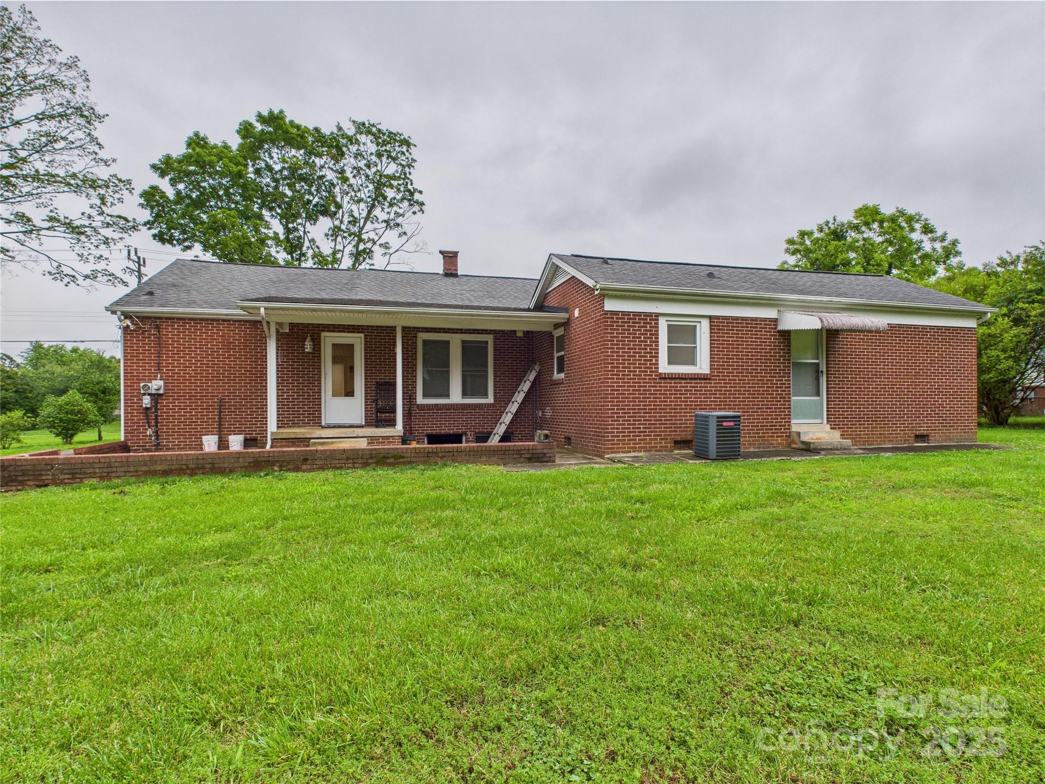 3055 16th Street Northeast Hickory, NC 28601 - Photo 44 of 46 front view of a house with a yard