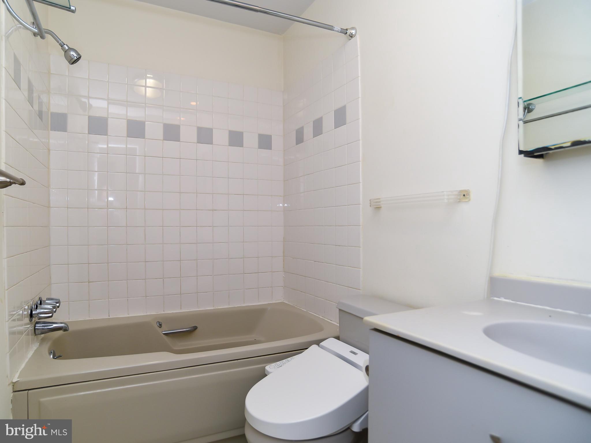 3850 Woodhaven Road, Unit 1011 Philadelphia, PA 19154 - Photo 15 of 17 Full Bath. Upper Level.