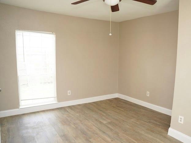 515 Taylor Street Arlington, TX 76011 - Photo 14 of 18 an empty room with a window and a ceiling fan