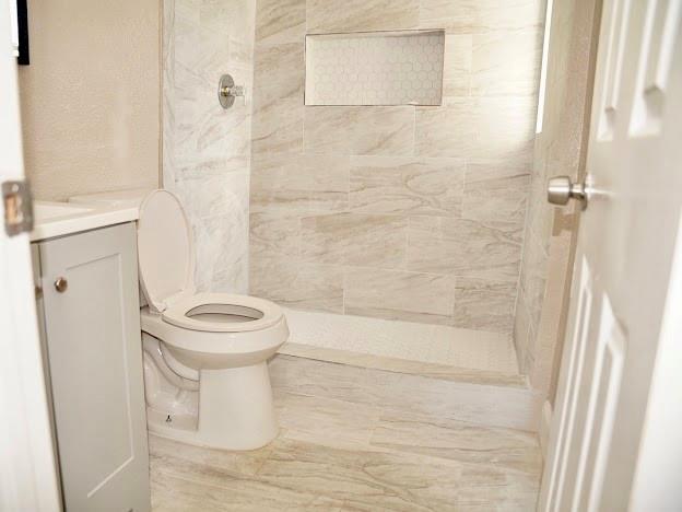 515 Taylor Street Arlington, TX 76011 - Photo 2 of 18 a bathroom with a toilet and a shower