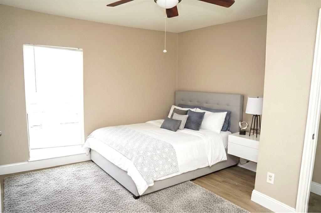 515 Taylor Street Arlington, TX 76011 - Photo 4 of 18 a bedroom with a bed and a window
