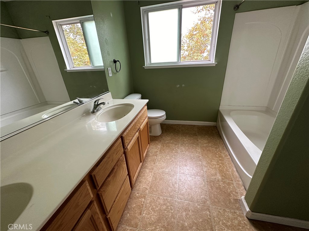 491 Hydrangea Court Merced, CA 95341 - Photo 17 of 25 Upstairs bathroom